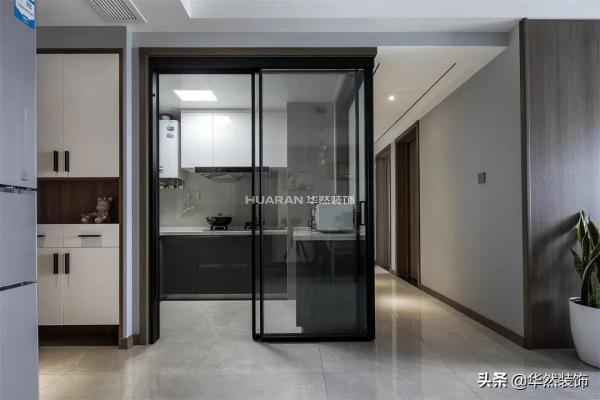 98㎡現代小三居，中間戶型無玄關、暗廚房問題巧妙解決