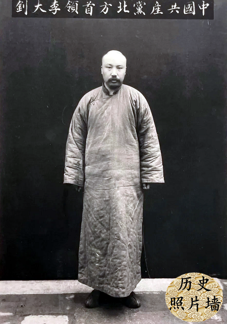 名人生前最後一張老照片:格瓦拉怒斥劊子手,李鴻章癱在椅子上 名人生前最後一張老照片:格瓦拉怒斥劊子手,李鴻章癱在椅子上