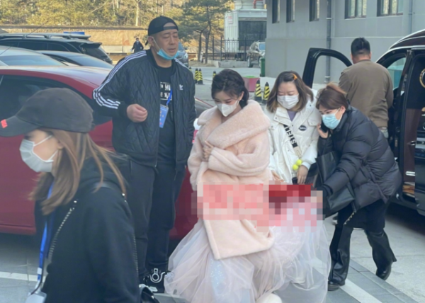 眾星錄製央視文聯春晚：唐藝昕穿貂顯霸氣，毛曉彤被凍到裹緊大衣