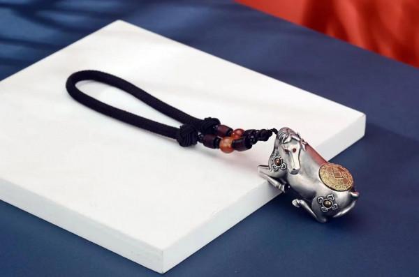 有誰不愛真金白銀？這純銀雕刻鍍金的手把件有點意思