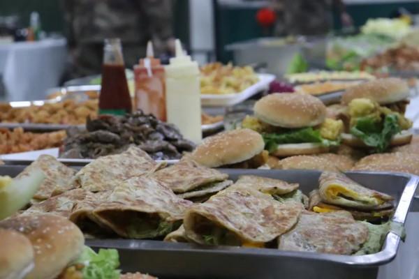 軍營春節“自助餐”,香! 軍營春節“自助餐”,香!