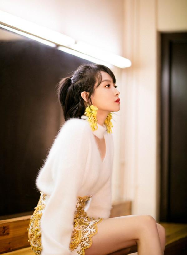 33歲的宋茜也太甜了，穿拼接針織衫配粉色單肩包，少女感爆棚