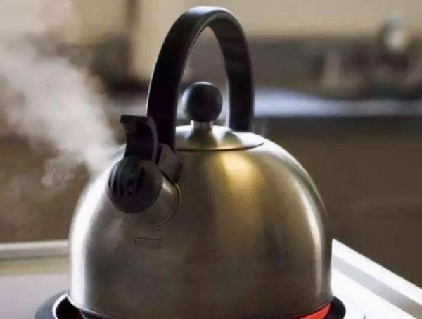 長期喝“電熱水壺”燒的水，對身體有危害嗎？看完漲知識了
