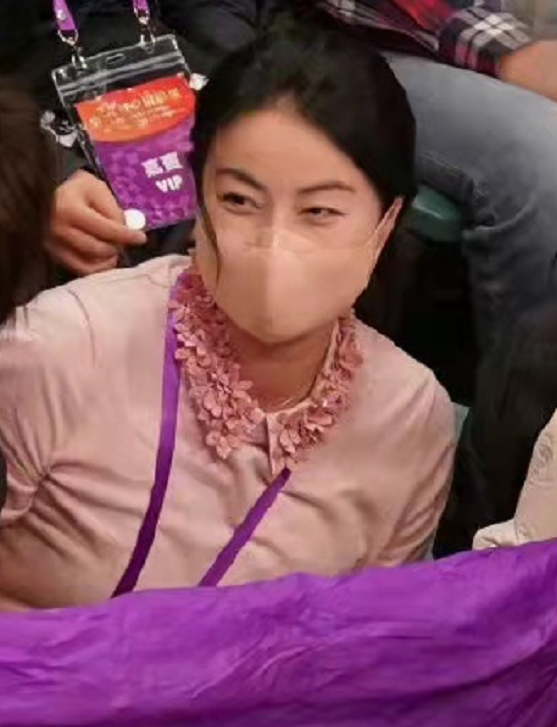 兩冠軍闊太世紀同框！郭晶晶穿一身粉少女感十足，張怡寧氣場更強