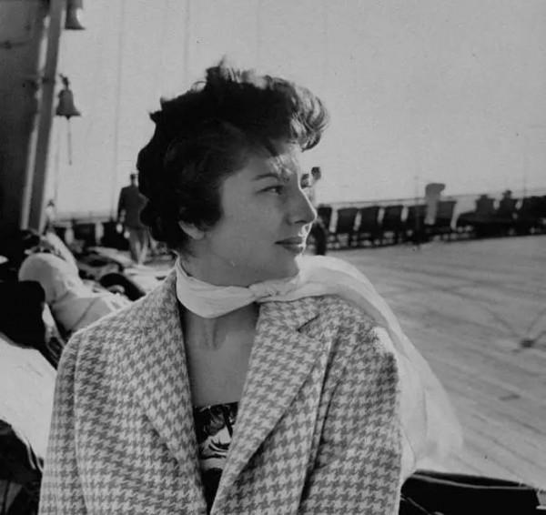 伊朗美豔王后：18歲被寵上天，30公斤婚紗鑲滿珠寶，8年不孕被棄