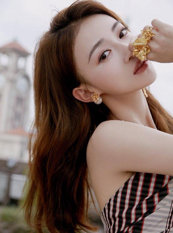 新晉女星吳謹言感情路坎坷，交了多個男友皆是渣男？還曾被家暴