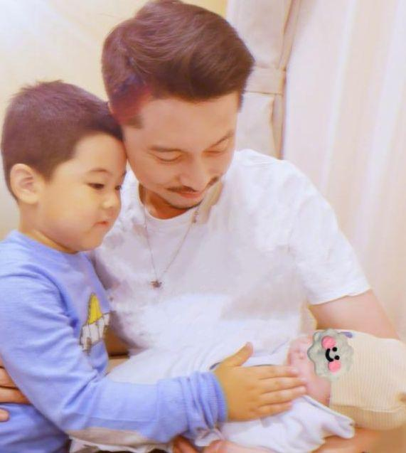 王雷大辦生日宴,二胎正臉首次曝光,李小萌產後20天竟瘦成錐子臉 王雷大辦生日宴,二胎正臉首次曝光,李小萌產後20天竟瘦成錐子臉