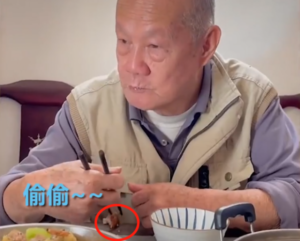 廣東一爺爺表面趕貓,小動作卻讓網友破防:像極爺爺寵我們的樣子 廣東一爺爺表面趕貓,小動作卻讓網友破防:像極爺爺寵我們的樣子