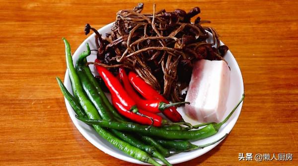 茶樹菇搭配五花肉,炒了一盤下飯菜,一上桌就被家人搶光了 茶樹菇搭配五花肉,炒了一盤下飯菜,一上桌就被家人搶光了