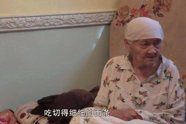 新疆“老壽星”135歲離世，愛喝礦泉水吃2樣東西，樂觀心態很重要