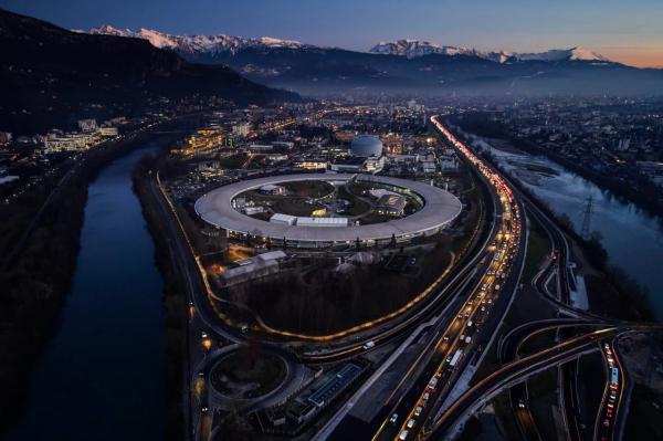 他們用人類史上最強的X光，告訴我們新冠患者的肺傷成了什麼樣