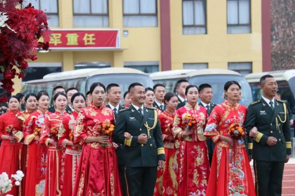 集體婚禮+軍營鵲橋，甜蜜來襲！