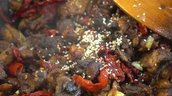 教你在家做新疆柴窩堡辣子雞,雞肉香辣勁脆,越吃越香越想吃 教你在家做新疆柴窩堡辣子雞,雞肉香辣勁脆,越吃越香越想吃