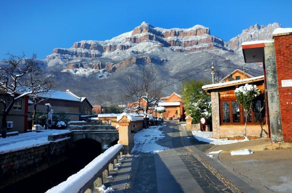 雪後廟荒村,翠竹白雪,如同一幅清淡素雅的水墨畫 雪後廟荒村,翠竹白雪,如同一幅清淡素雅的水墨畫