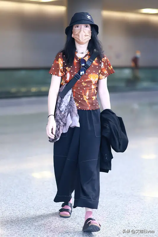47歲周迅趕飛機有多佛系！穿染色T恤像小老太，10塊拖鞋太不得體