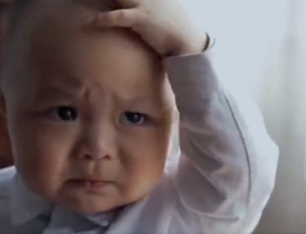 奶爸帶1歲兒子拍影片,網友質疑利用孩子賺錢,育兒專家卻猛誇 奶爸帶1歲兒子拍影片,網友質疑利用孩子賺錢,育兒專家卻猛誇