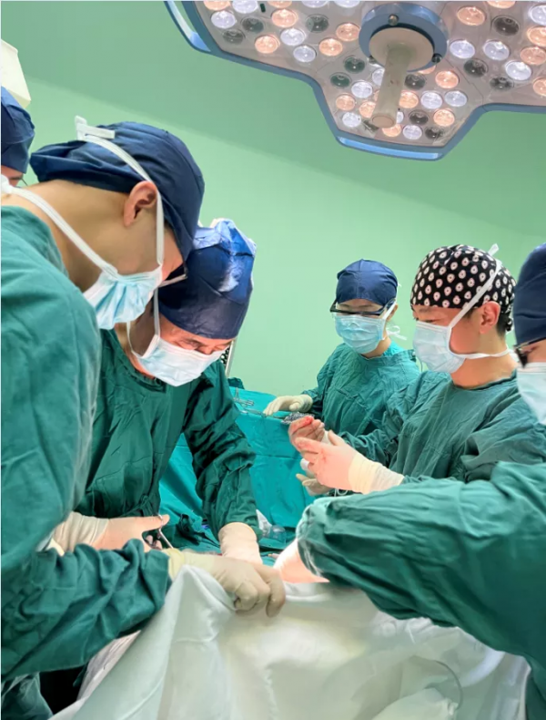 5月大患兒哭鬧致腫瘤破裂兩進ICU,手術切下巨大肝母細胞瘤達體重1/10 5月大患兒哭鬧致腫瘤破裂兩進ICU,手術切下巨大肝母細胞瘤達體重1/10