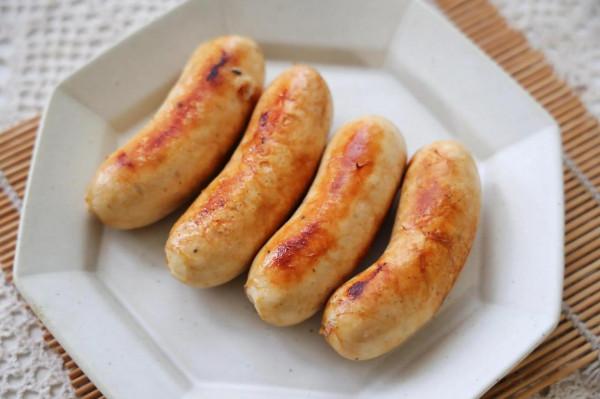 雞胸肉別水煮，試試做成脆皮腸，低油低脂，煎一煎超級方便又健康