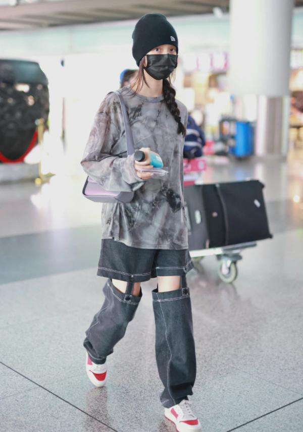 林允又帶火了“懸空褲”，故意把大腿去一截，不料超顯腿長