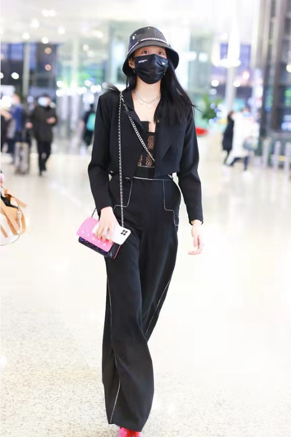 關曉彤造型夠洋氣,穿一身黑配玫粉鞋,這搭配高階感滿滿 關曉彤造型夠洋氣,穿一身黑配玫粉鞋,這搭配高階感滿滿