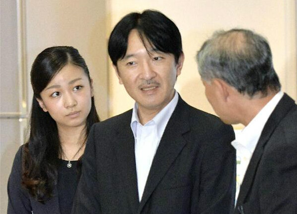 假笑機器佳子公主：被迫拋棄愛好迎合國民，整日活在母親的管控中