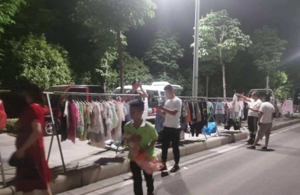 街上的老男孩—小鎮上的青年 （夜市寶藏）