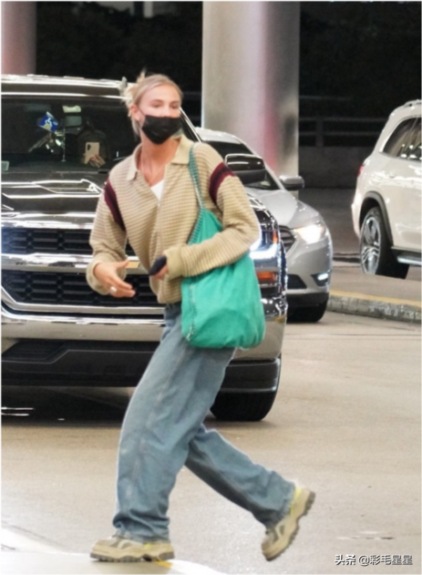 貝克漢姆愛妻維多利亞攜家人現身機場