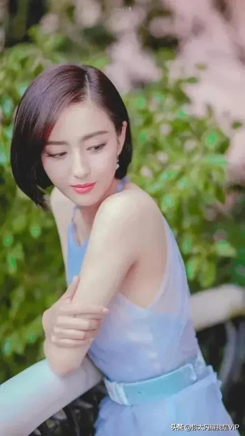 佟麗婭：丫丫天生麗質，高鼻樑、瓜子臉、小虎牙美爆啦