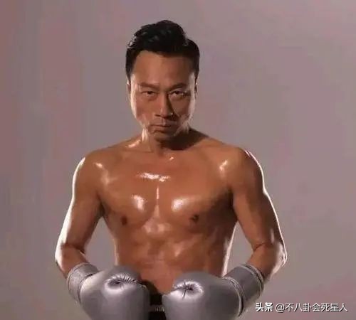 57歲黎耀祥為新劇減重18斤練出腹肌,內地演員卻靠假肌肉變型男 57歲黎耀祥為新劇減重18斤練出腹肌,內地演員卻靠假肌肉變型男