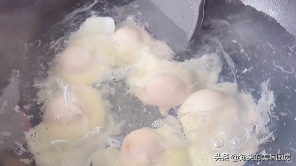 這技術煮荷包蛋太厲害了，不散花無白沫，又圓又光滑，太簡單了