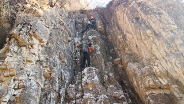 需要的越少快樂越多 在攀崖中尋找快樂的生活 需要的越少快樂越多 在攀崖中尋找快樂的生活