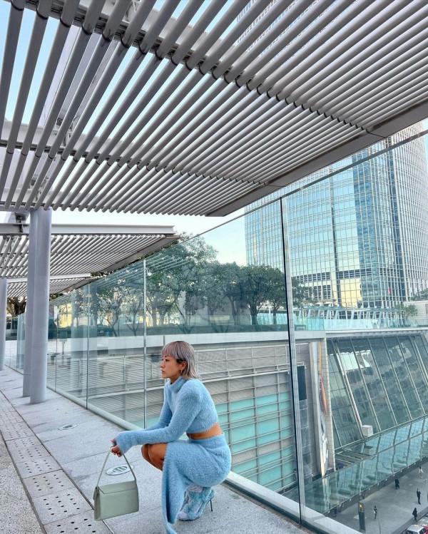 徐濠縈審美挺特別！穿短毛衣炫腹清涼顯瘦，卻搭襪子+涼鞋來保暖