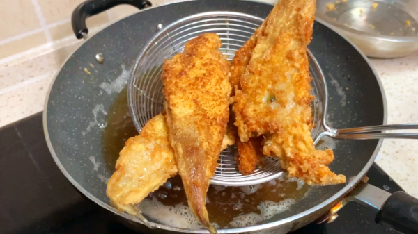 炸魚時，有人用澱粉，有人用麵粉？其實都不對！大廚教你正確做法