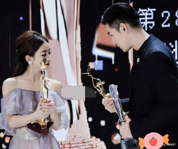 領獎臺上趙麗穎照片