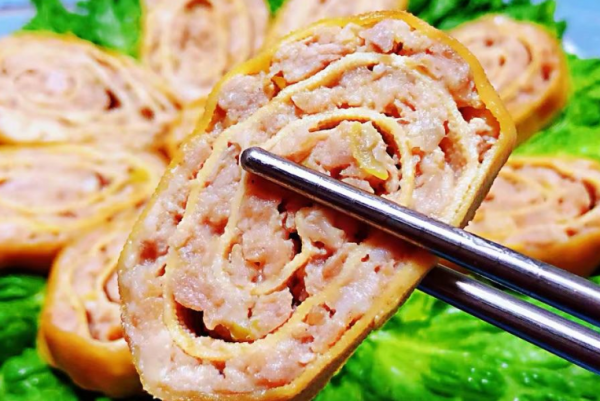 快過年了，豆腐皮這樣做，捲一捲蒸一蒸端上桌，一層更比一層香