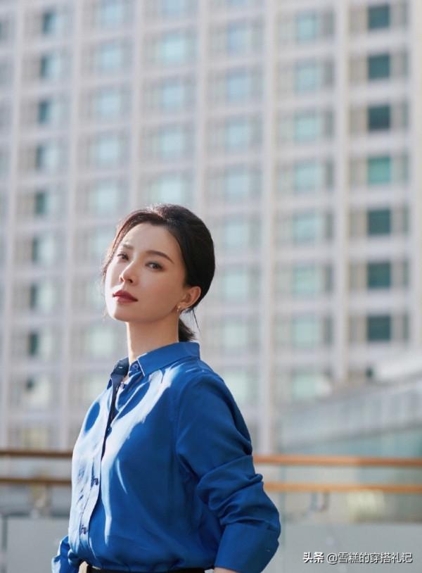 40歲左右的女人，衣服儘量不要穿駝色和灰色，其實這些更氣質顯白