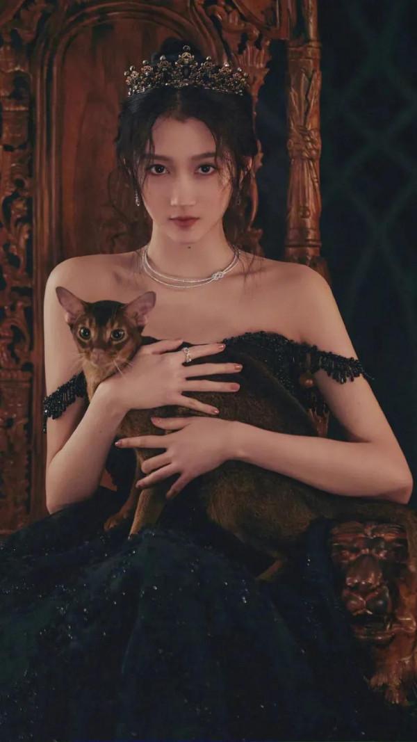 黑白紅金，迷人關曉彤