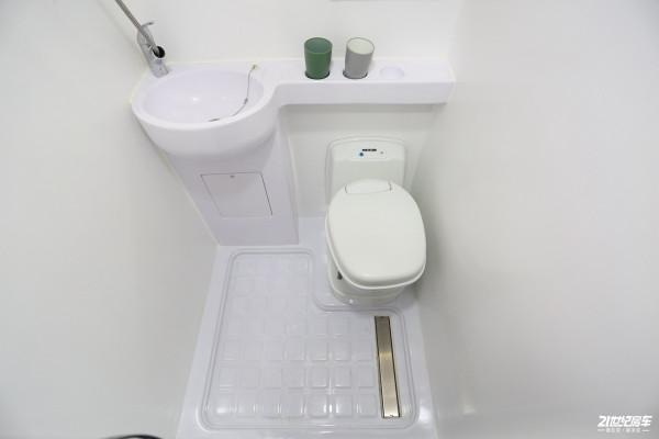 48V能源供給/大空間/水電的房車 法美瑞海角7號後廚房版頗具實力 48V能源供給/大空間/水電的房車 法美瑞海角7號後廚房版頗具實力