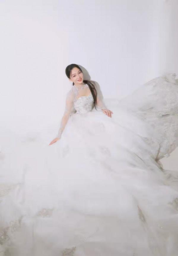 央視國慶晚會群星閃耀！劉嘉玲穿國產高定，劉濤戴30萬元珠寶吸睛