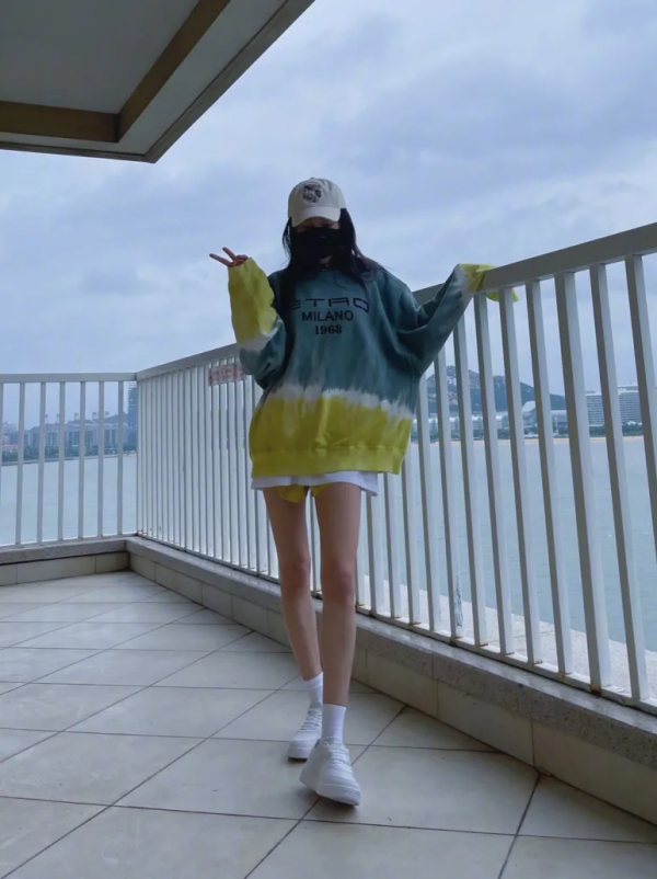 楊冪又帶火了“回力鞋+裙子”！巨美巨顯腿細，絕了