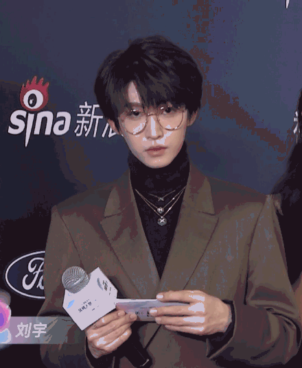 #劉宇紅毯主持# 棕色西裝搭配金絲邊眼鏡,帥氣滿分 #劉宇紅毯主持# 棕色西裝搭配金絲邊眼鏡,帥氣滿分