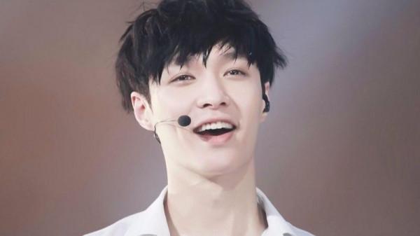 人民大會堂不許化妝參加,需要素顏入鏡,他們和熒幕上差別大嗎? 人民大會堂不許化妝參加,需要素顏入鏡,他們和熒幕上差別大嗎?