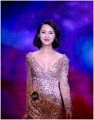 16年前背母上學的男孩，29歲時從男孩變成女孩，後來怎麼樣了