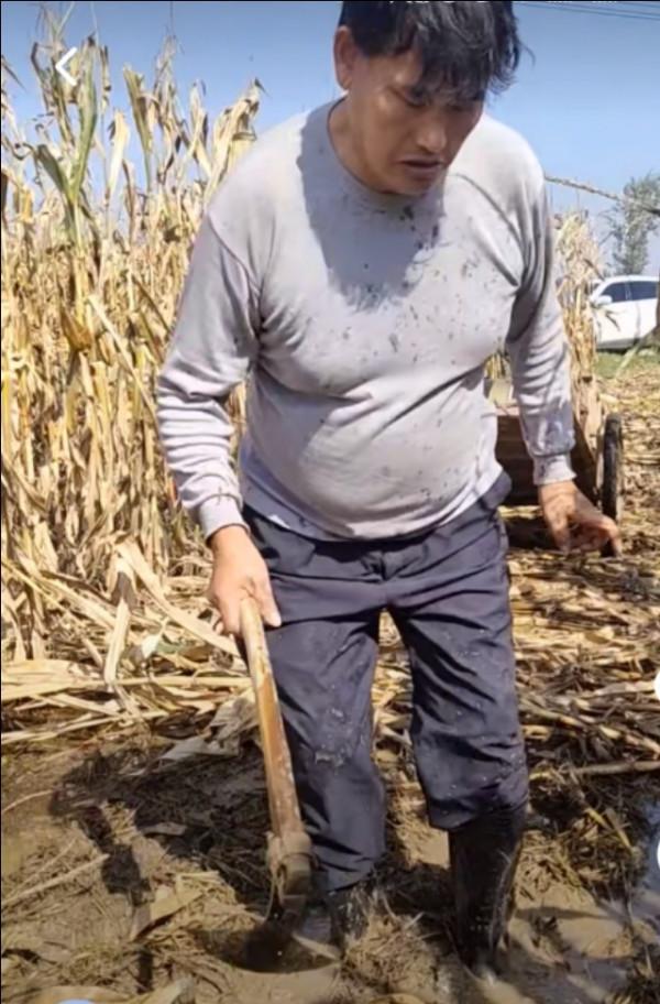 億萬富翁大衣哥深陷泥水中難以自拔