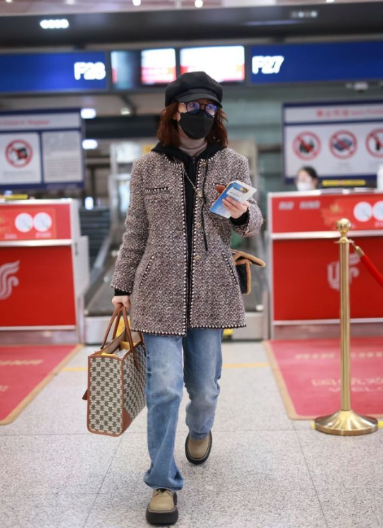 吳昕一點沒有明星包袱，穿小香風疊穿衛衣+高領衫，為保暖拼了