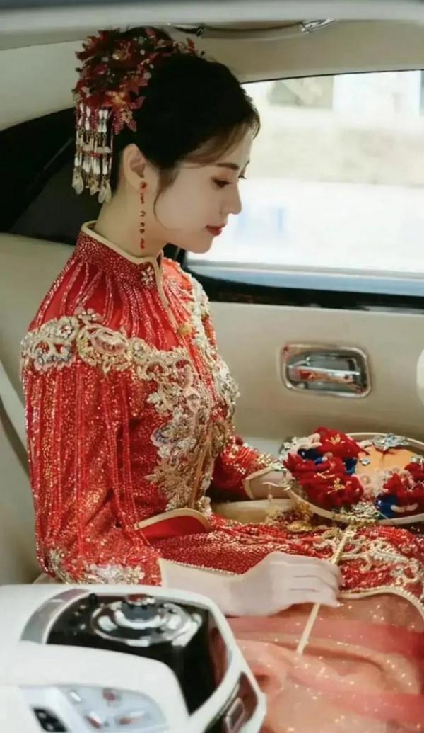 江蘇女孩婚禮，打扮簡約的母親意外搶鏡走紅，網友直呼最美丈母孃