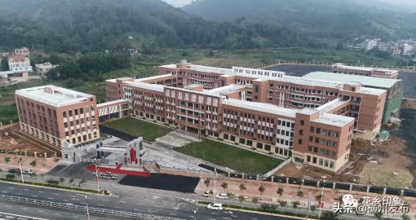 橫州市最年輕的城區小學揭牌,校名很美 橫州市最年輕的城區小學揭牌,校名很美