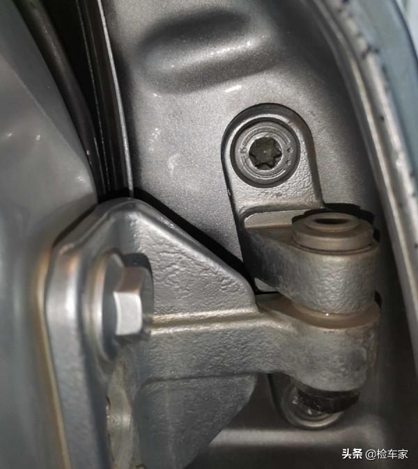 5萬買臺賓士E級,外表光鮮亮麗內飾破敗不堪,網友:就怕養不起 5萬買臺賓士E級,外表光鮮亮麗內飾破敗不堪,網友:就怕養不起