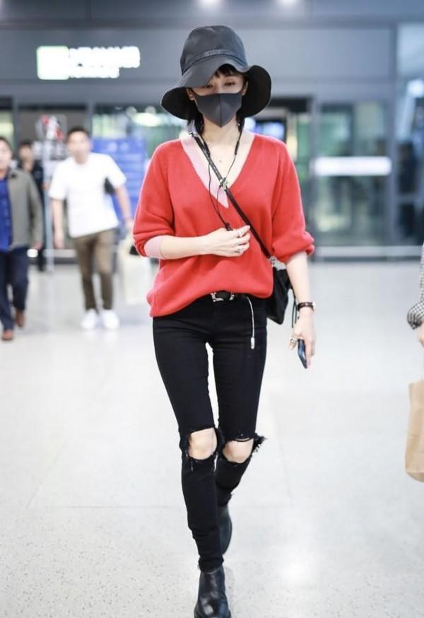 王子文身材太瘦了，穿針織套裝配腰包挺單薄，難怪當媽還談姐弟戀