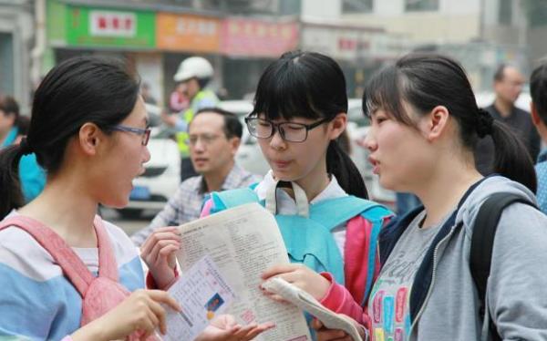 教育部傳來訊息，高中生復讀又有新規定，家長看後有點擔憂